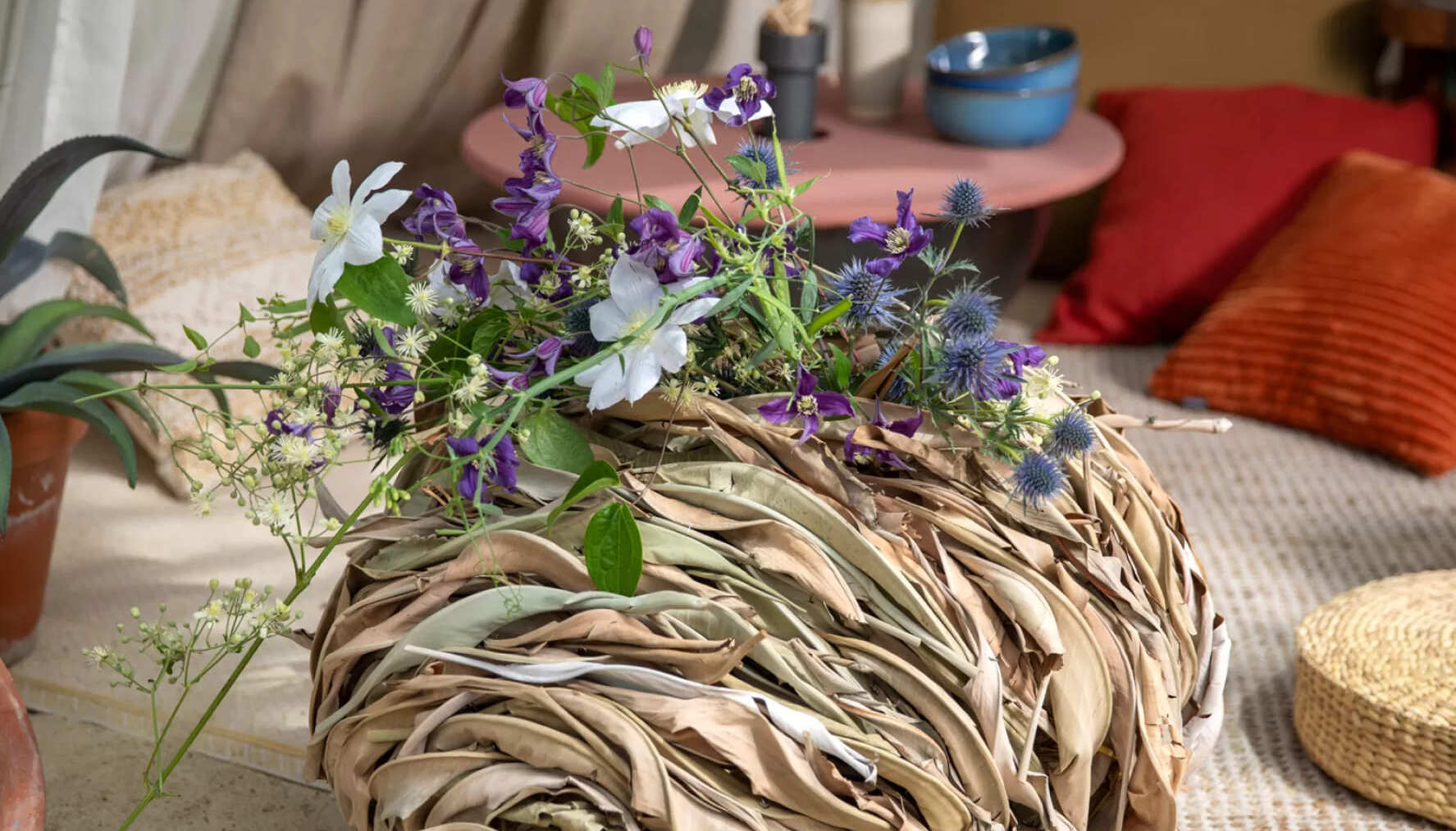 Букет квітів в вазі в пустельному стилі