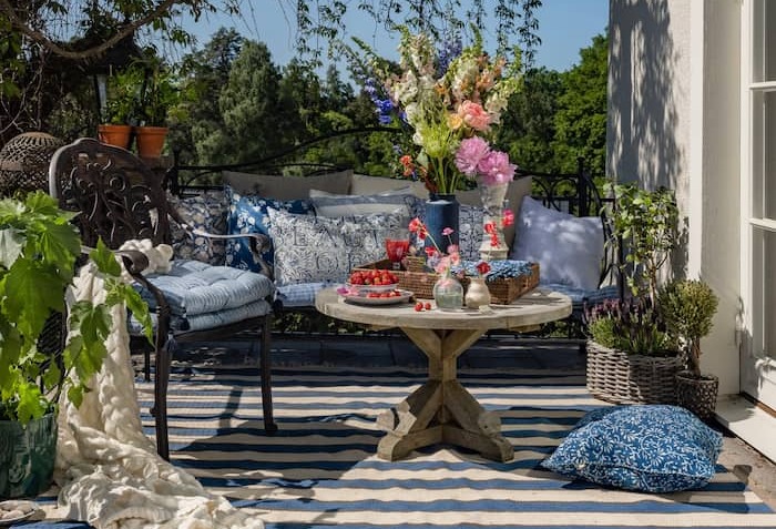 Внутрішній двір у синьо-білих та горшками з квітами.