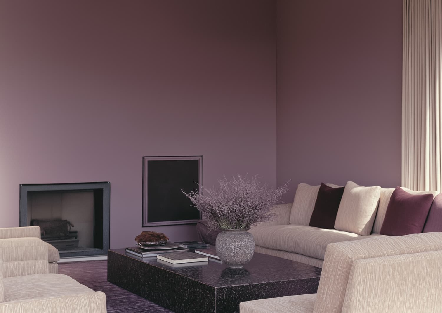 інтер'єр, який випромінює елегантність і сучасний шарм, поєднуючи теплі відтінки сливи та бархатистого коричневого