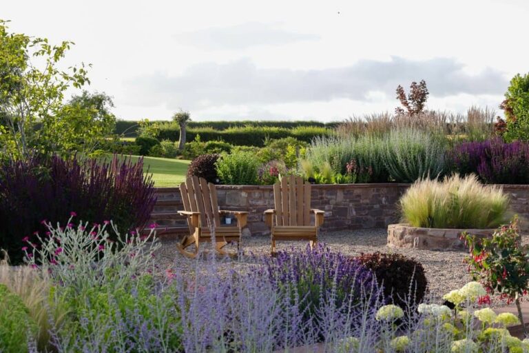 Натуралістичний ландшафтний дизайн приватного саду у Монмутширі, створений Lisa Cox Garden Design з використанням натуральних матеріалів і багаторічників