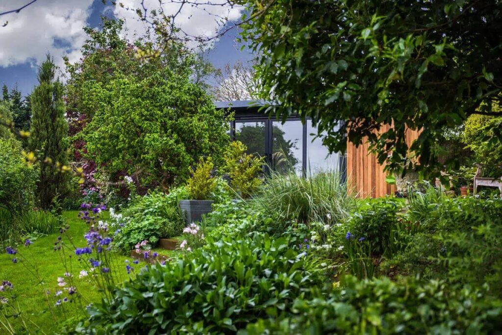 сучасний дизайн садової кімнати