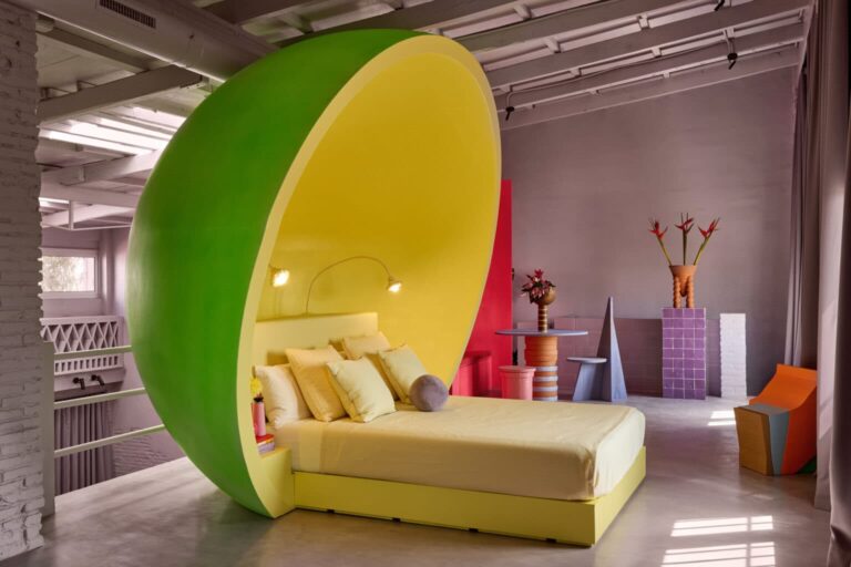 дизайн інтер'єру студії багатою на фарби, форми та матеріали