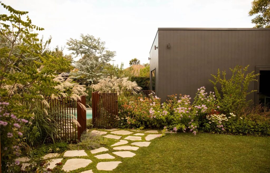 сад повний квітучих багаторічників