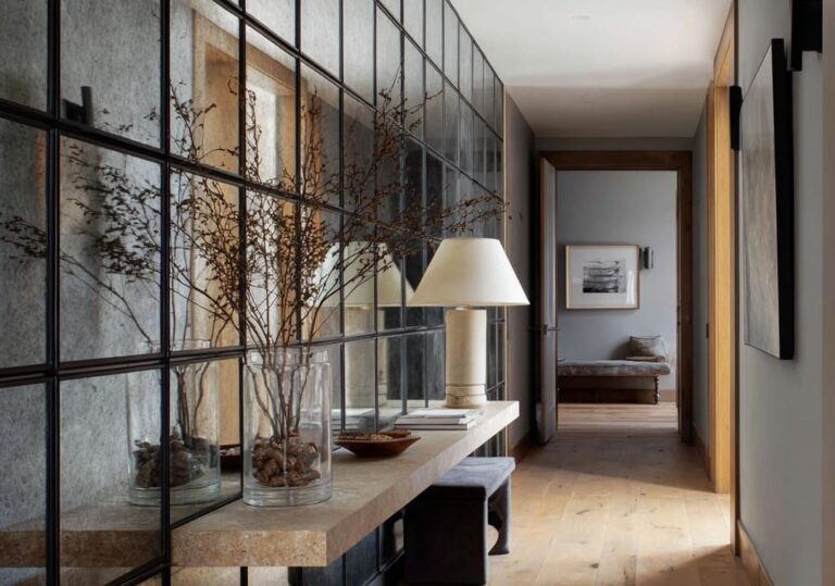 Дзеркало в коридорі сучасного дизайну