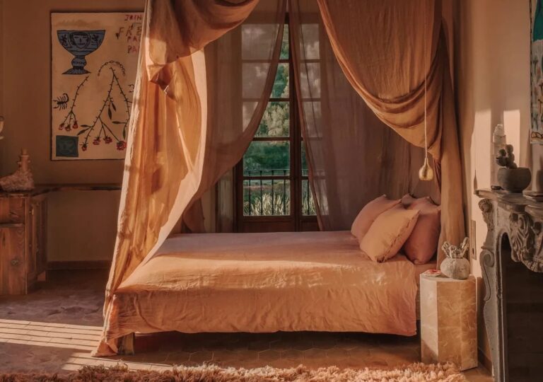 дизайн спальні в кольорі терракота та землисті тони