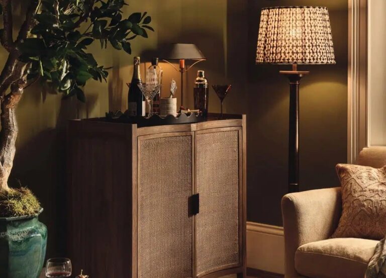 стильне багаторівневе освітлення вітальні