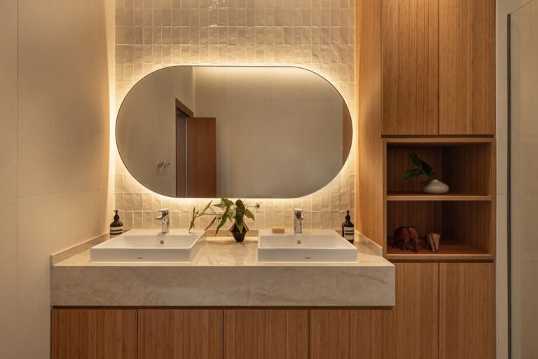 Сучасна ванна кімната дизайн від Yume Architects проєкт Linked Terraces.